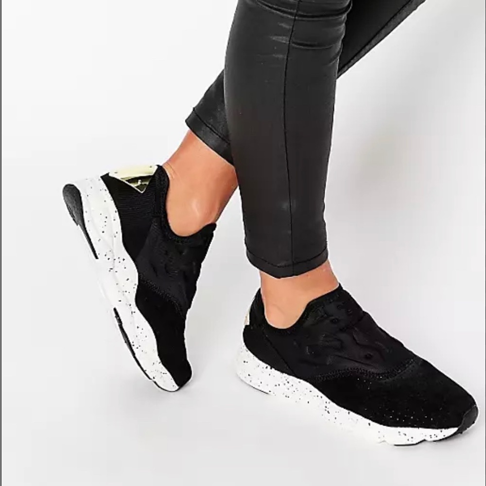 Black Reebok’s with speckled sole